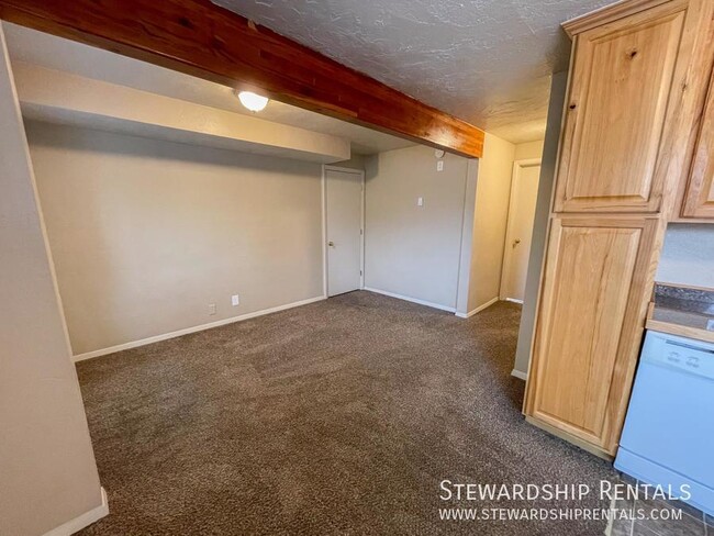 Building Photo - 2 Bd in Prime Campus Location!