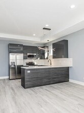 Building Photo - 2712 W 24th Pl
