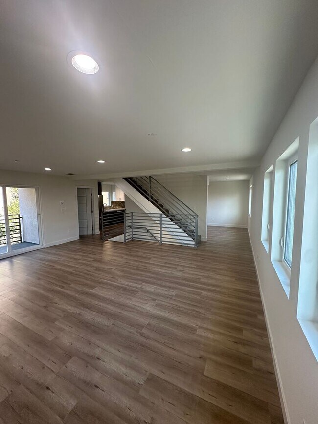 Foto del edificio - Spacious & Modern Tri-Level Townhome | 3 B...
