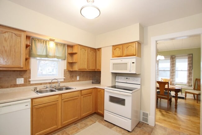 Building Photo - 27 15th St