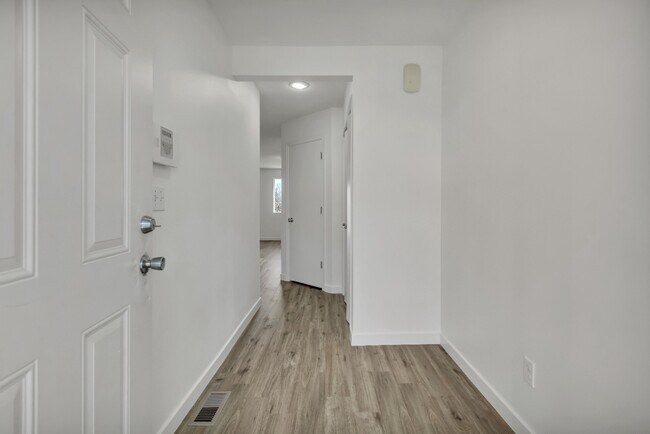 Foto del edificio - Silver Lake Home Available now