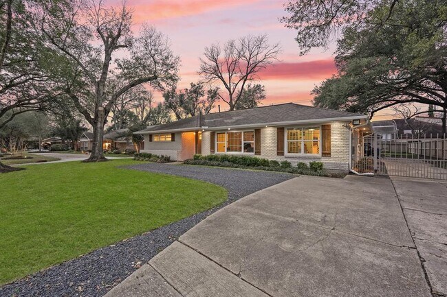 Foto del edificio - 1832 Chimney Rock Rd