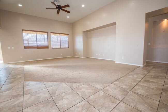 Foto del edificio - Beautiful Custom Home with 4 Bedrooms, 2 Bath, 3 Car Garage, Central A/C