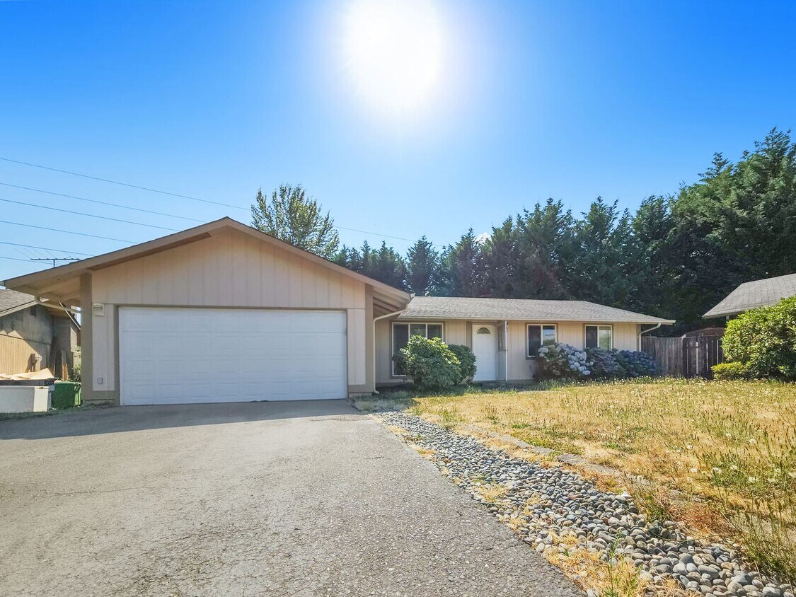 Primary Photo - Pet-Friendly 3-Bedroom Rambler with Fenced...
