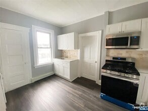 Building Photo - 289 Parker Ave