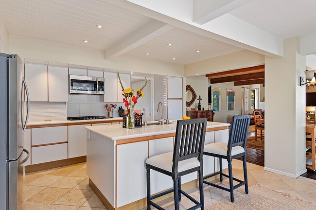 Building Photo - 525 Las Palmas Dr