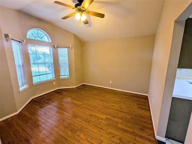 Building Photo - 5015 Shadowdale Dr