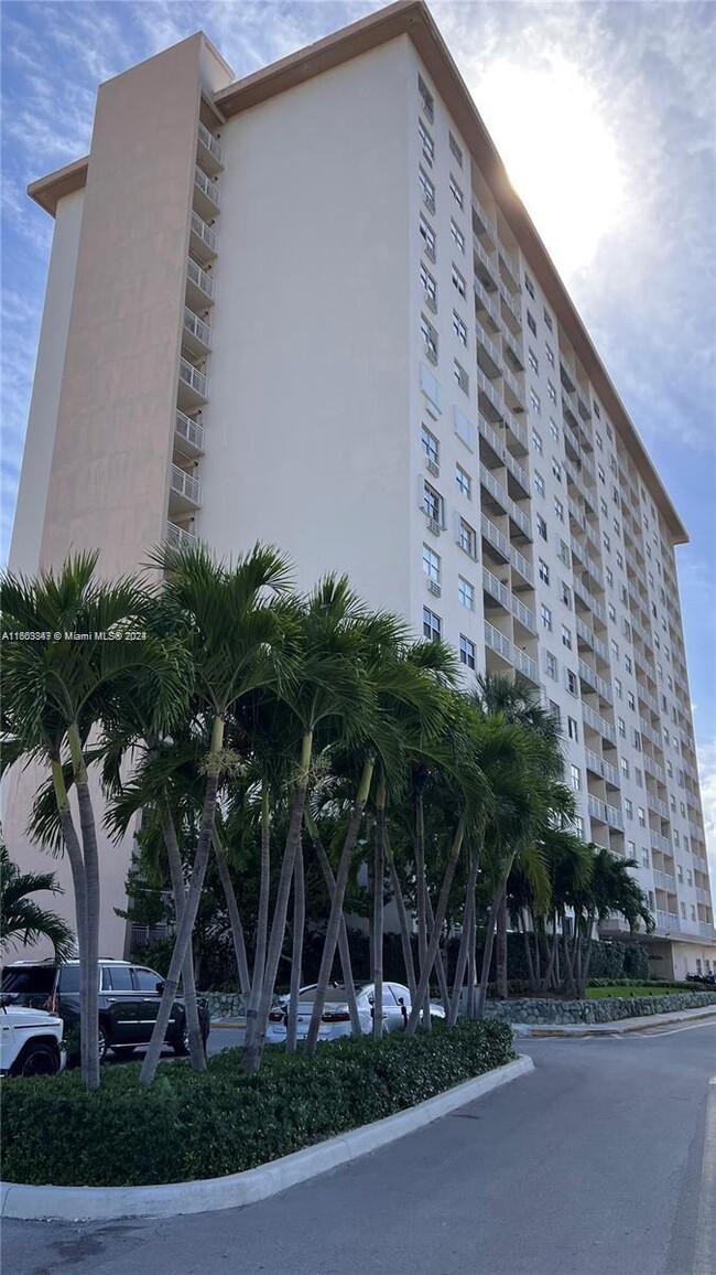 Building Photo - 400 Kings Point Dr