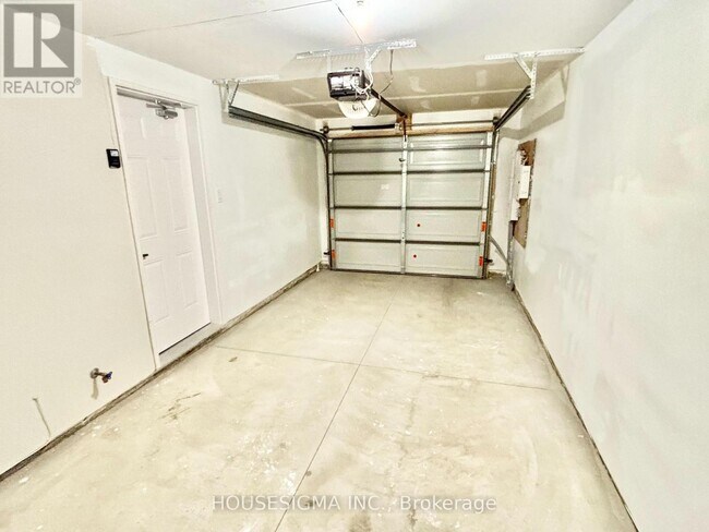 Building Photo - 590-590 N Service Rd