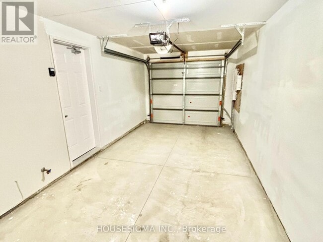 Photo du bâtiment - 590-590 N Service Rd
