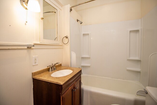 Foto del edificio - 4bed/2bath House right Downtown!!