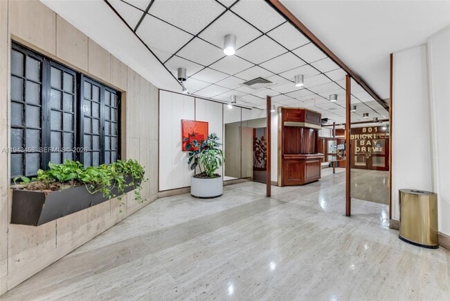 Building Photo - 801 Brickell Bay Dr