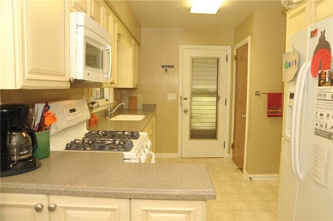 Building Photo - 738 Park Ln
