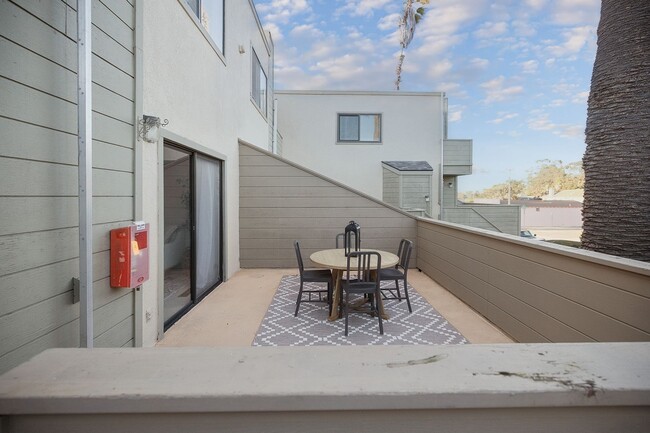 Building Photo - 2 Bedroom Townhome - 1 Block from NPS