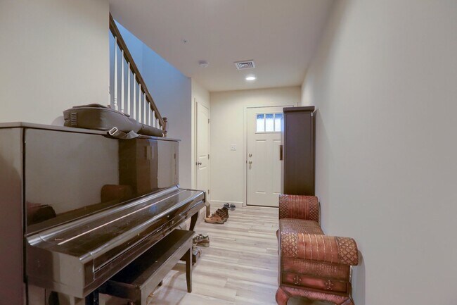 Foto del edificio - 3 bedroom townhome