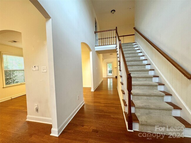 Building Photo - 834 Juanita Dr SW