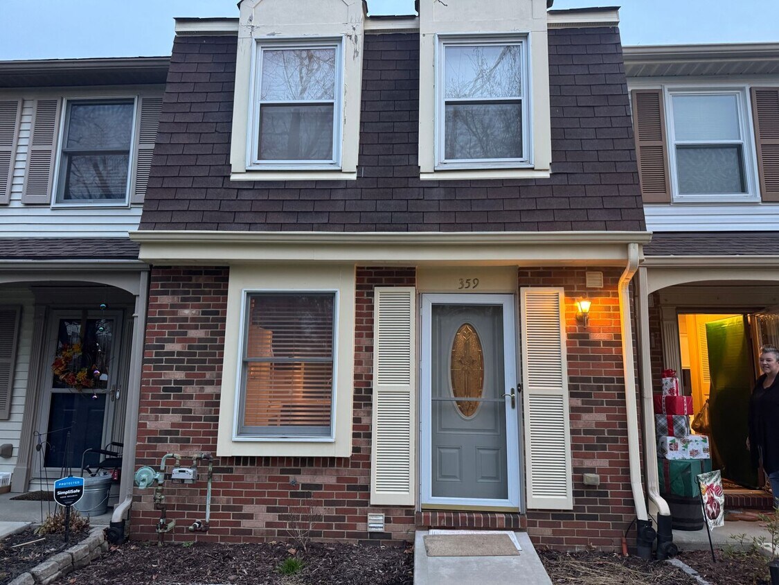 Primary Photo - Available NOW!! 2 Beds 1.5 Bath Townhome