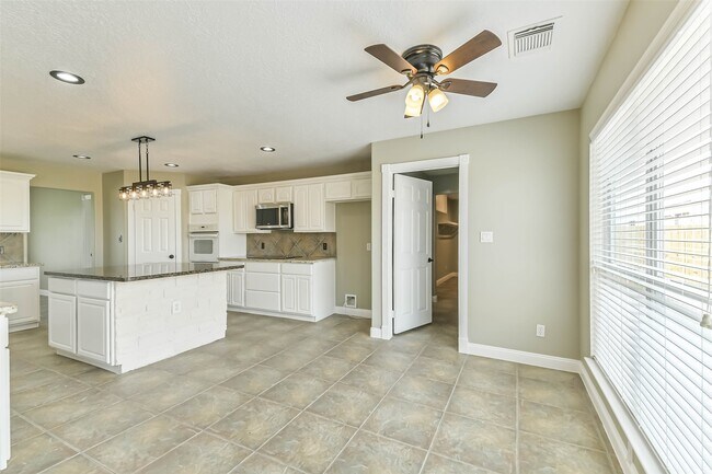 Foto del edificio - 15320 Mound Rd