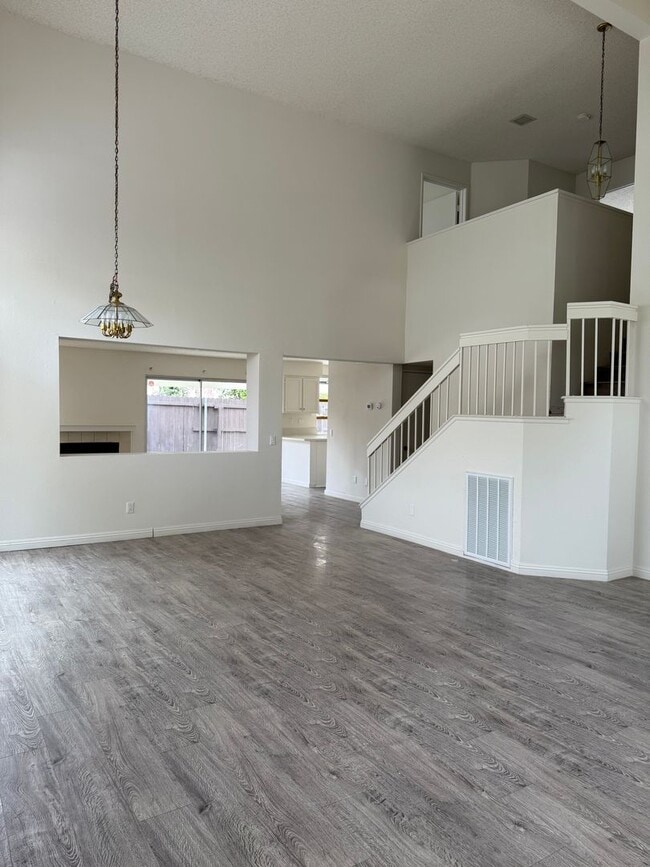 Building Photo - Centraly Located Shopping, Fwy, 2 story, 4...