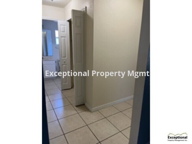 Building Photo - 3 Bedroom 2 bath 1 car garage Duplex Comin...