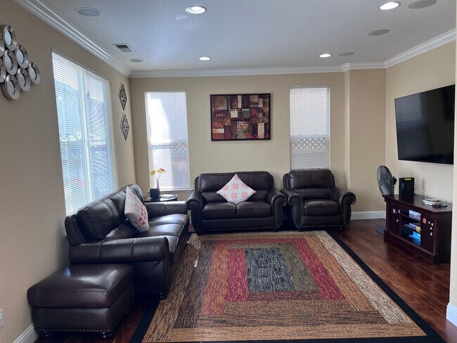 Building Photo - Gorgeous Executive Style Home