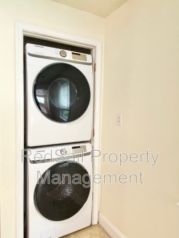 Building Photo - 409 W 38th St