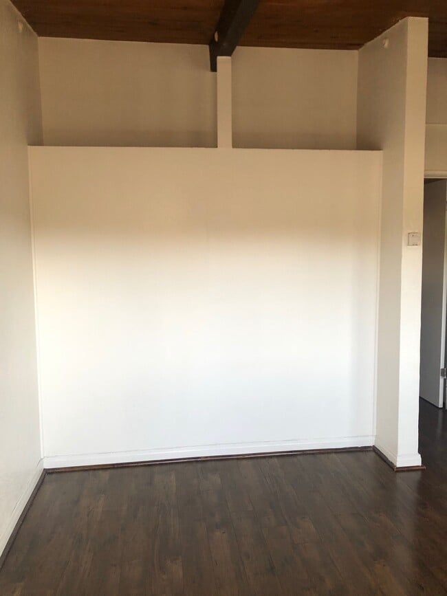 Building Photo - 624