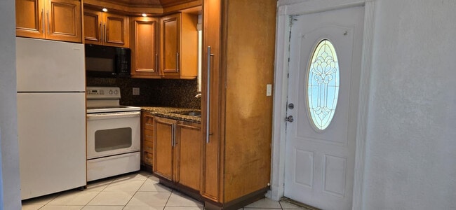 Foto del edificio - 112 Newton Rd