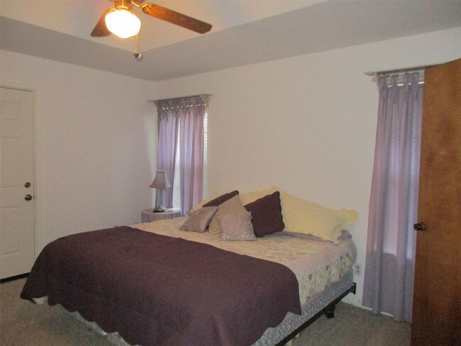 Foto del edificio - 4042 Laguna Shores Rd