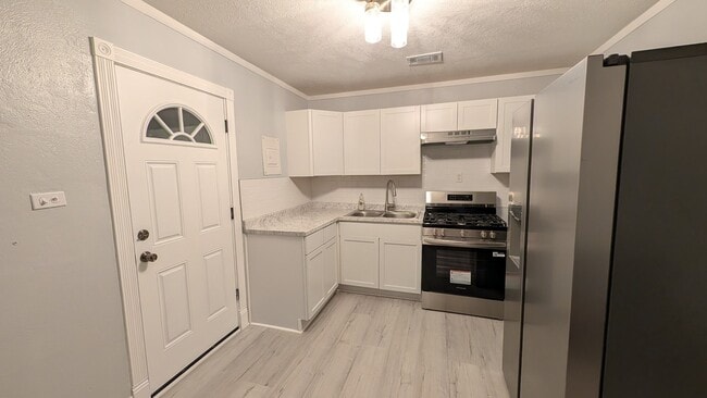 Building Photo - 208 Spencer Pl