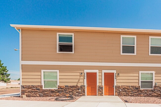 STYLISH 3-BEDROOM TOWNHOME w/ A/C **LIKE N... - STYLISH 3-BEDROOM TOWNHOME w/ A/C **LIKE N...