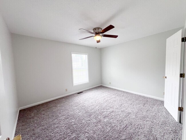 Foto del edificio - 3 Bedroom 2 Bathroom Home located on a cor...