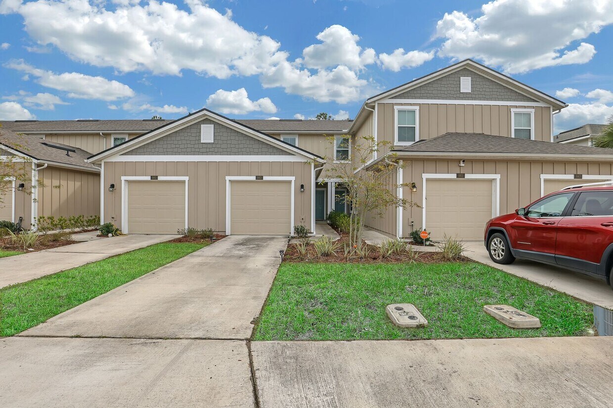 Foto principal - Beautiful 2 bedroom/ 2.5 bathroom townhome...