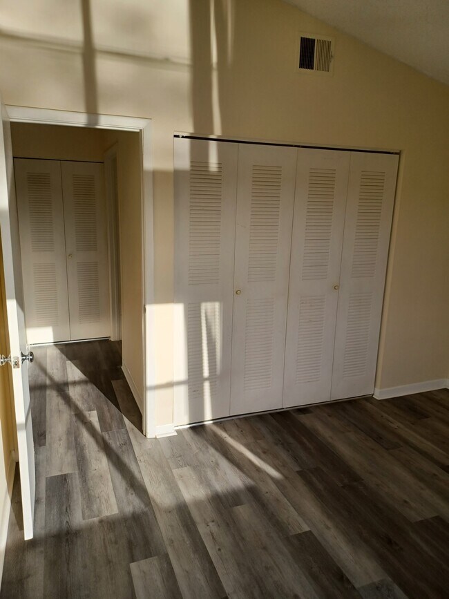 Armario del dormitorio - 2548 Woodgate Blvd