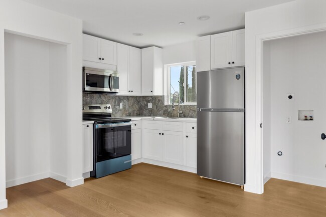 Foto del edificio - 15840 Chatsworth St