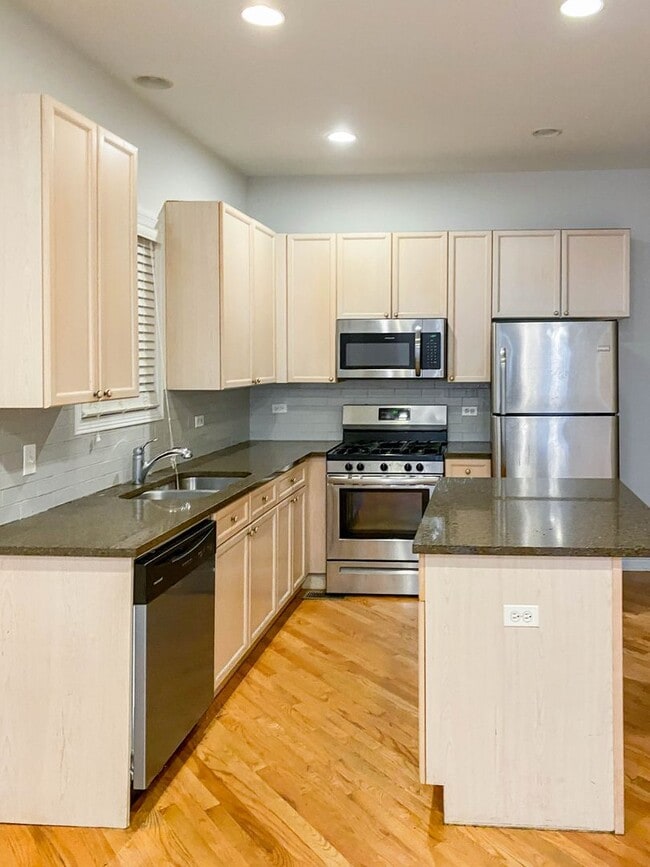 Photo - 2732 N Wayne Ave Apartment