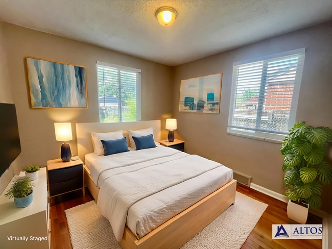 Building Photo - Updated 2 bed 1 bath duplex in Park Hill!