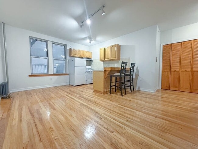 Building Photo - 707 W 171st St