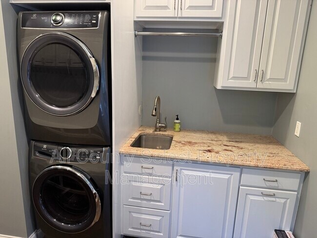 Foto del edificio - 8 Azalea Way