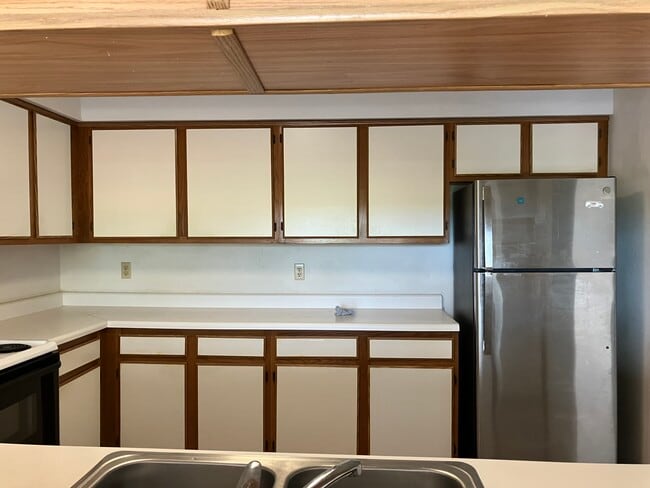 More kitchen cabinets! - 3930 S Roosevelt Blvd