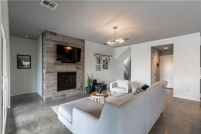 Foto del edificio - Welcome home to this Contemporary Home Des...
