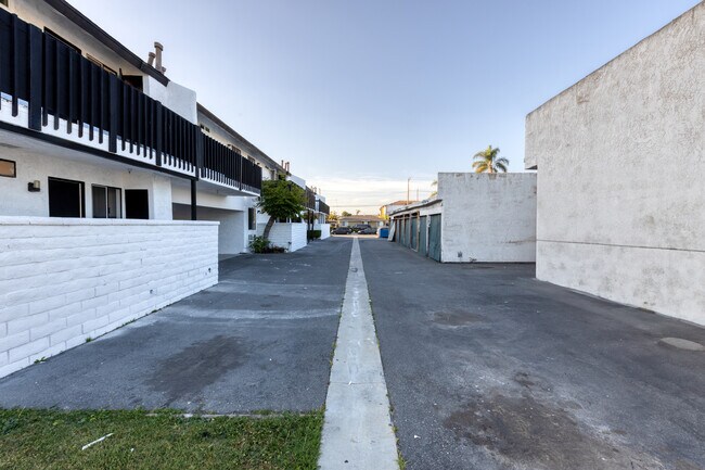 Building Photo - 3296 Franklin Ave