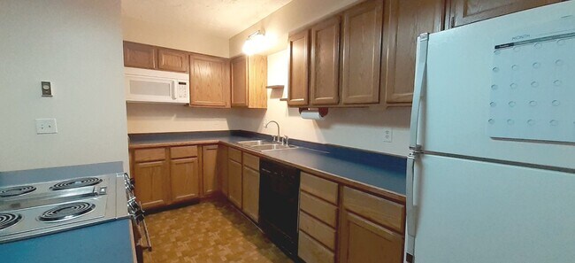 Building Photo - Wonderful 2 bed 1 bath Condo; 2-car garage.
