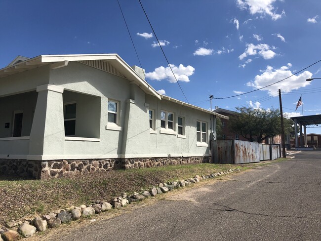 Building Photo - 426 E Helen St