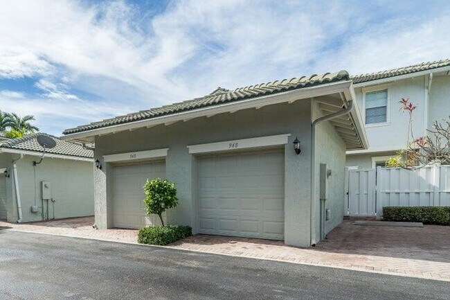 Building Photo - 948 NW 18th Ave