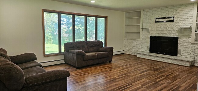 Foto del edificio - Large Rambler with 5 bedrooms, 2 baths wit...