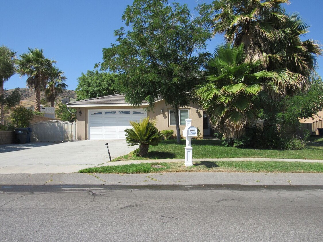 Primary Photo - Luxurious West Palmdale Home