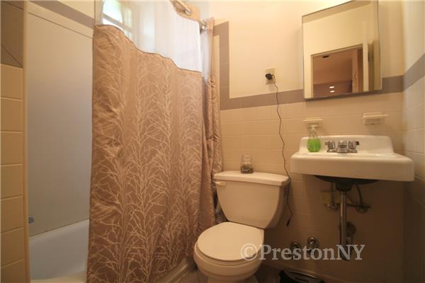 Foto del edificio - 437 W 44th St