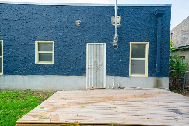 Foto del edificio - Charming Spanish Revival bungalow!