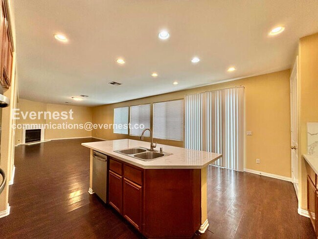 Foto del edificio - 5 Bed/3.5 Bath Home with Garage / Vouchers Accepted / Available Now!